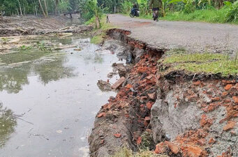 রাজাপুরে অপরিকল্পিত খাল খননে সড়কে ধস