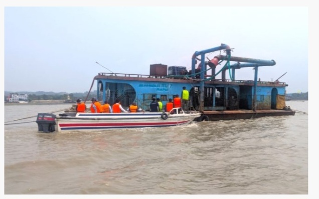সীতাকুণ্ডে নৌবাহিনী ও কোস্ট গার্ডের ঝটিকা অভিযান, ড্রেজারসহ আটক ৫