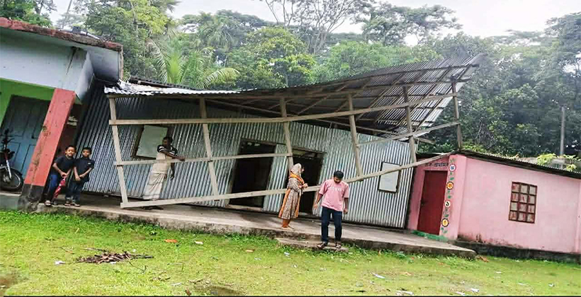 ঝালকাঠিতে কালবৈশাখীর তাণ্ডবে বিদ্যালয়ের চাল উড়ে গেল