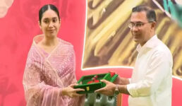 স্বাধীনতা পুরস্কার প্রাপ্তদের হাতে পদক তুলে দিলেন প্রধানমন্ত্রী