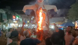 ফুলবাড়ীতে প্রধানমন্ত্রীকে নিয়ে কটুক্তির প্রতিবাদে বিক্ষোভ মিছিল ও কুশপুত্তলিকা দাহ