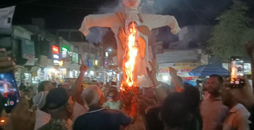ফুলবাড়ীতে প্রধানমন্ত্রীকে নিয়ে কটুক্তির প্রতিবাদে বিক্ষোভ মিছিল ও কুশপুত্তলিকা দাহ