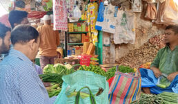 সরবরাহ সংকটে ডিমের দাম বাড়তি, মুরগিতে কিছুটা স্বস্তি রংপুরে