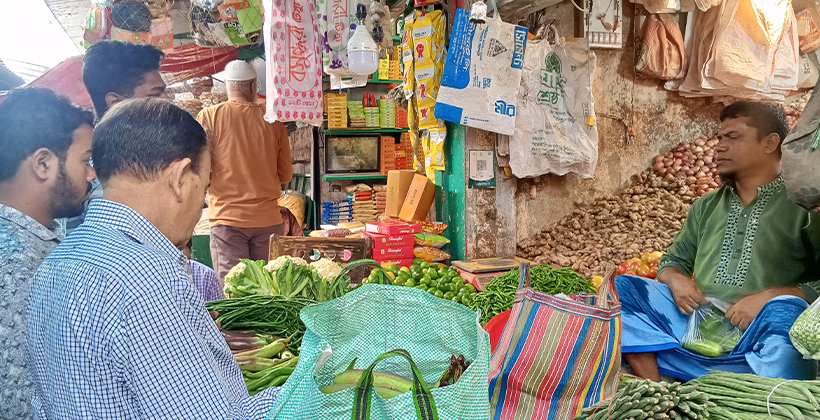 সরবরাহ সংকটে ডিমের দাম বাড়তি, মুরগিতে কিছুটা স্বস্তি রংপুরে