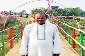 কুড়িগ্রামে ২৫ বছরের সঞ্চয় দিয়ে এক শ্রমিকের কাঠের সেতু নির্মাণ