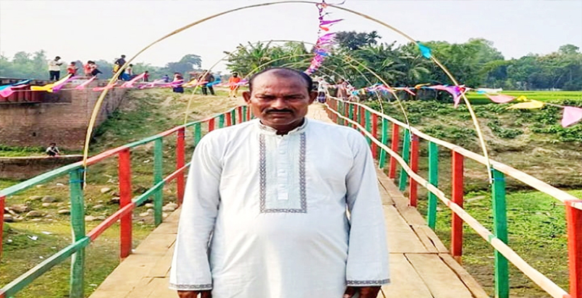 কুড়িগ্রামে ২৫ বছরের সঞ্চয় দিয়ে এক শ্রমিকের কাঠের সেতু নির্মাণ
