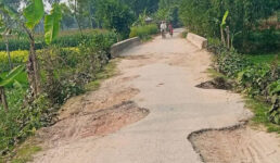 লালমনিরহাটে সড়কের বেহাল দশা ভোগান্তিতে কয়েক লাখ মানুষ