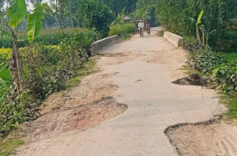 লালমনিরহাটে সড়কের বেহাল দশা ভোগান্তিতে কয়েক লাখ মানুষ