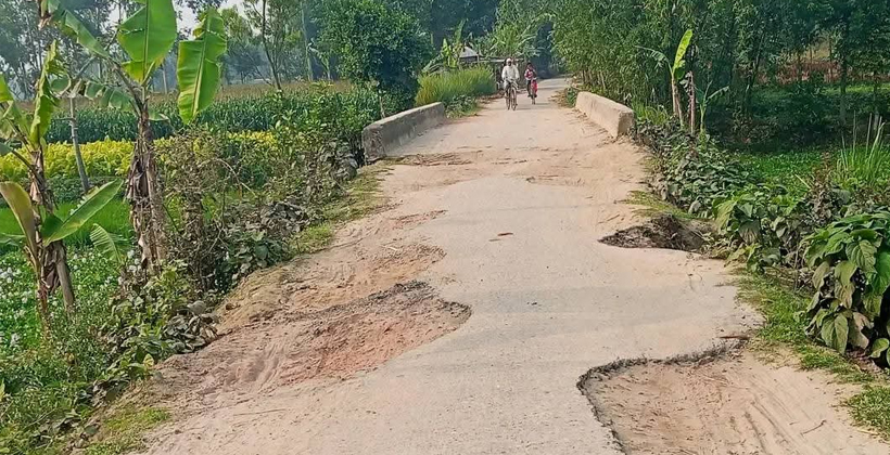 লালমনিরহাটে সড়কের বেহাল দশা ভোগান্তিতে কয়েক লাখ মানুষ