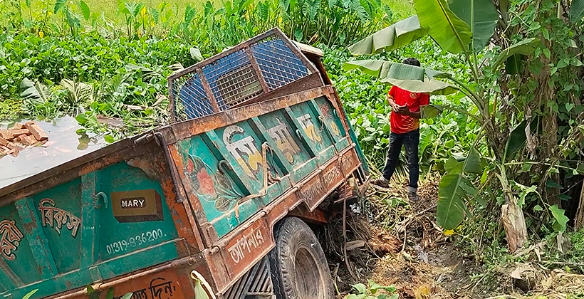 ঝালকাঠির রাজাপুরে নিয়ন্ত্রণ হারিয়ে ইটবোঝাই ট্রলি খাদে পড়ে হেল্পার নিহত