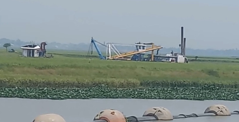 ব্রাহ্মণবাড়িয়ায় শাপলা বিল থেকে বালু তুলে ফসলি জমি ভরাট