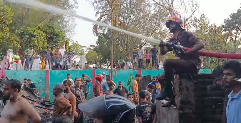 ঝালকাঠির শ্মশানঘাট এলাকায় ভয়াবহ অগ্নিকাণ্ড, পুড়ে ছাই ১০টির বেশি বসতঘর