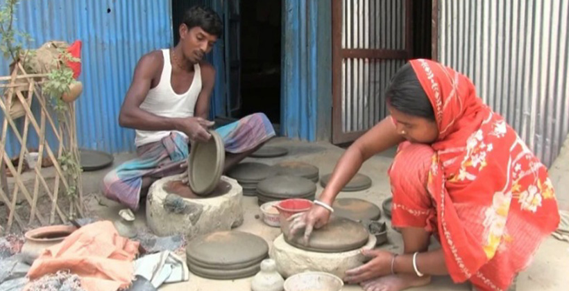 চট্টগ্রাম মিরসরাইয়ের মৃৎপল্লীতে বৈশাখী ধুম: চাকা ঘুরছে দিন-রাত