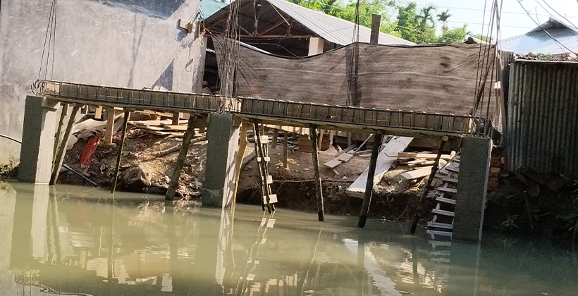রাজাপুরে খাল দখল করে ভবন নির্মাণের অভিযোগ, প্রশাসনের ভাঙার নির্দেশ
