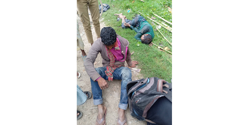 ফুলবাড়ীতে রাস্তার পাশে অচেতন অবস্থায় ৫ জন ধানকাটা শ্রমিক উদ্ধার