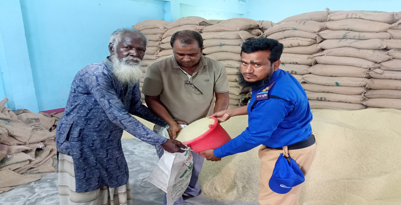 ঈদুল আযহা উপলক্ষে ভূরুঙ্গামারীতে অসহায় ও দুস্থদের মাঝে (১০) কেজি করে ভিজিএফের চাল বিতরণ
