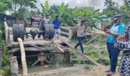 কাঁঠালিয়ায় ব্রিজ ভেঙে খালে পাথরবোঝাই ট্রাক, ১০ গ্রামের যোগাযোগ বিচ্ছিন্ন