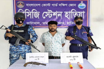 হাতিয়ায় যৌথ বাহিনীর অভিযানে বন্দুক ও রকেট ফ্লেয়ারসহ কুখ্যাত সন্ত্রাসী গ্রেফতার