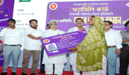 দ্বিতীয় পর্যায়ে ফ্যামিলি কার্ড বিতরণ কার্যক্রমের উদ্বোধন করলেন প্রধানমন্ত্রী