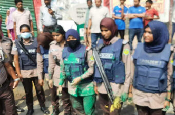 চট্টগ্রামে গ্রাফিতি আঁকা নিয়ে শিক্ষার্থীদের সাথে পুলিশের ধস্তাধস্তি