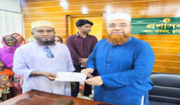 কুড়িগ্রামে মসজিদ-মাদ্রাসার উন্নয়নে জেলা পরিষদের ১ লক্ষ টাকা করে চেক বিতরণ