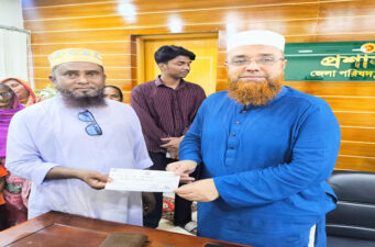 কুড়িগ্রামে মসজিদ-মাদ্রাসার উন্নয়নে জেলা পরিষদের ১ লক্ষ টাকা করে চেক বিতরণ