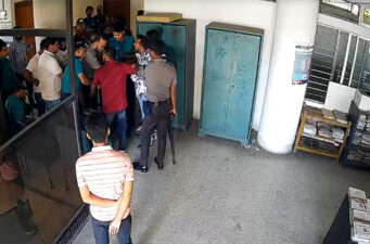 রাজশাহী আরডিএ অফিসে পুলিশের সামনেই টেন্ডার বাক্স ছিনতাই, পরে উদ্ধার করল পুলিশ