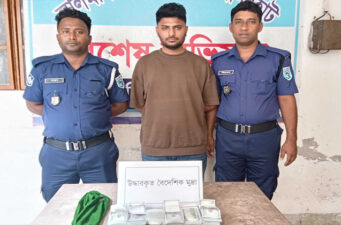 লালমনিরহাটে বিপুল পরিমাণ ইউএস ডলারসহ যুবক আটক