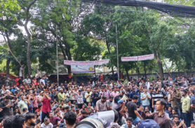 কোরিয়ার ভিসা-প্রত্যাশীদের প্রবাসী কল্যাণ মন্ত্রণালয় ঘেরাও