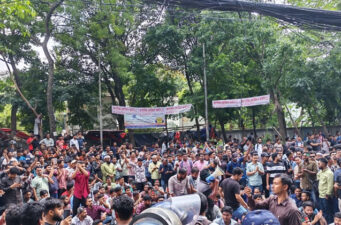 কোরিয়ার ভিসা-প্রত্যাশীদের প্রবাসী কল্যাণ মন্ত্রণালয় ঘেরাও