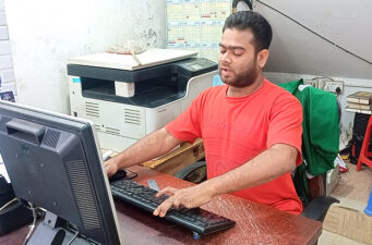 প্রতিবন্ধকতা জয় করে ফাজিল পড়ছেন কুড়িগ্রামের মোশাররফ