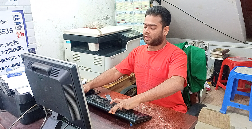 প্রতিবন্ধকতা জয় করে ফাজিল পড়ছেন কুড়িগ্রামের মোশাররফ