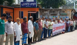 সাংবাদিক মঈনুল হক লিপুর ওপর হামলার প্রতিবাদে মানববন্ধন