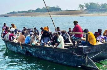 গোদাগাড়ীর খেয়াঘাটের ইজারা স্থায়ীভাবে বাতিলের দাবি চরের মানুষের