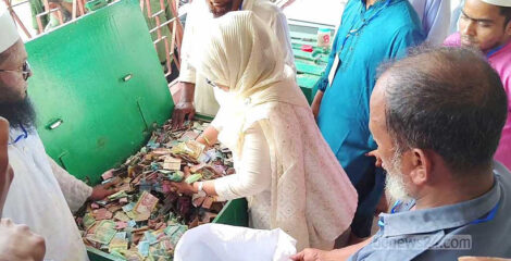 কিশোরগঞ্জের পাগলা মসজিদে ৪৩ বস্তা টাকা, গণনায় ব্যস্ত শতাধিক মানুষ