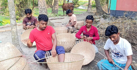 ম্লান হচ্ছে বাঁশ-বেতের গৌরব: ঐতিহ্য টিকিয়ে রাখার আকুতি