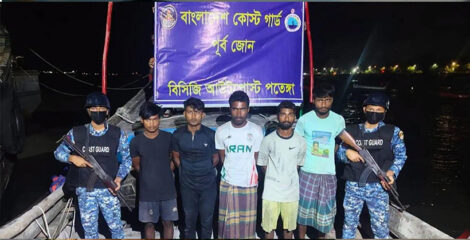 পতেঙ্গায় কোস্ট গার্ডের অভিযানে মিয়ানমারে পাচারের সময় ৬০০ বস্তা সিমেন্ট জব্দ, আটক ৫