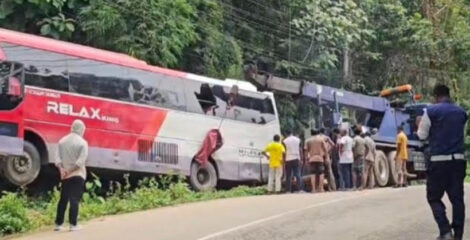 বান্দরবানে পাহাড়ি সড়কে নিয়ন্ত্রণ হারিয়ে পর্যটকবাহী বাস খাদে, আহত ১২; চালক পলাতক