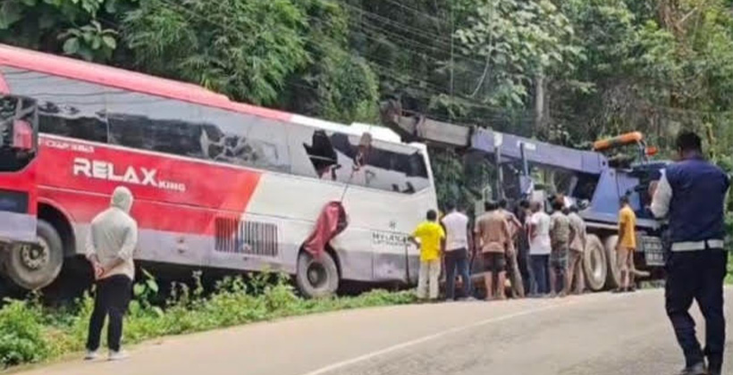 বান্দরবানে পাহাড়ি সড়কে নিয়ন্ত্রণ হারিয়ে পর্যটকবাহী বাস খাদে, আহত ১২; চালক পলাতক