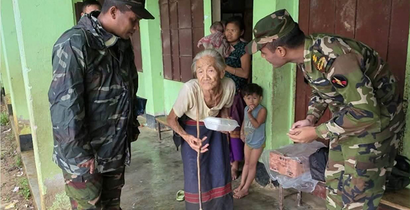 মহালছড়িতে বন্যাদুর্গতদের দোরগোড়ায় সেনাবাহিনী: ভ্রাম্যমাণ ক্যাম্প ও বিনামূল্যে ওষুধ বিতরণ