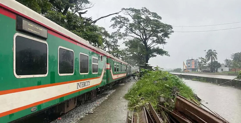 রেলপথে পানি, পাঁচ দিন পর ছাড়ল আটকে পড়া ট্রেন