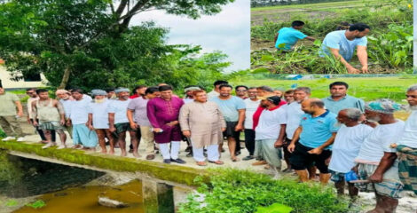 কৃষকদলের স্বেচ্ছাশ্রমে প্রাণ ফিরছে চট্রগ্রামের আন্তছরা খালের