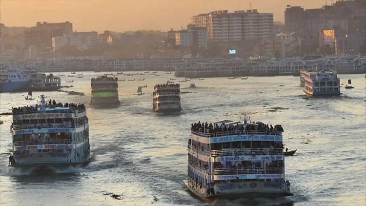 রাজধানী সদরঘাটের শ্যাামবাজার ঘাটে  লঞ্চের ধাক্কায় ট্রলার ডুবে নিখোঁজ ২।