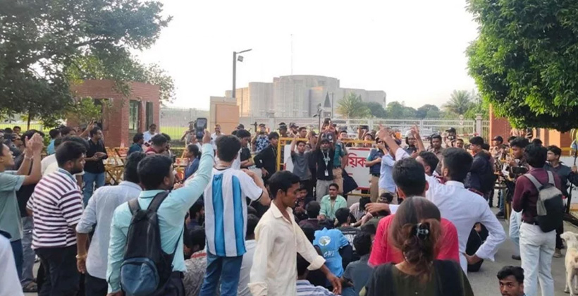 পদত্যাগ দাবিতে আন্দোলনে পরীক্ষার্থীরা সড়ক অবরোধ চলছে বিক্ষোভ