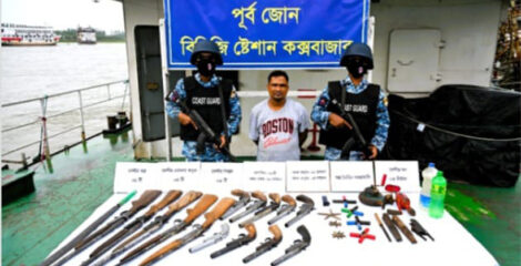 মহেশখালীর গহীন পাহাড়ে অস্ত্রের কারখানা: মিন্টু বাহিনীর প্রধান বিপুল অস্ত্রসহ গ্রেপ্তার