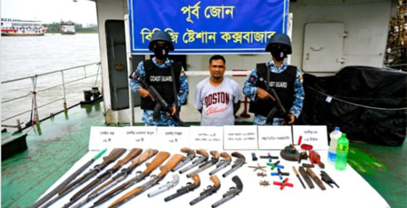 মহেশখালীর গহীন পাহাড়ে অস্ত্রের কারখানা: মিন্টু বাহিনীর প্রধান বিপুল অস্ত্রসহ গ্রেপ্তার