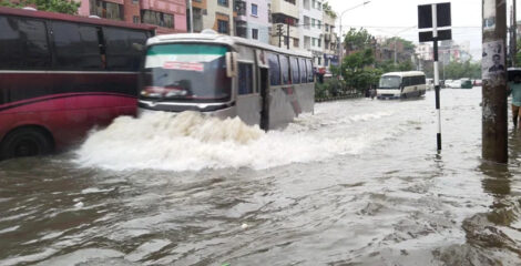 টানা বৃষ্টিতে রাজধানীর বিভিন্ন এলাকায় জলাবদ্ধতা ভোগান্তি