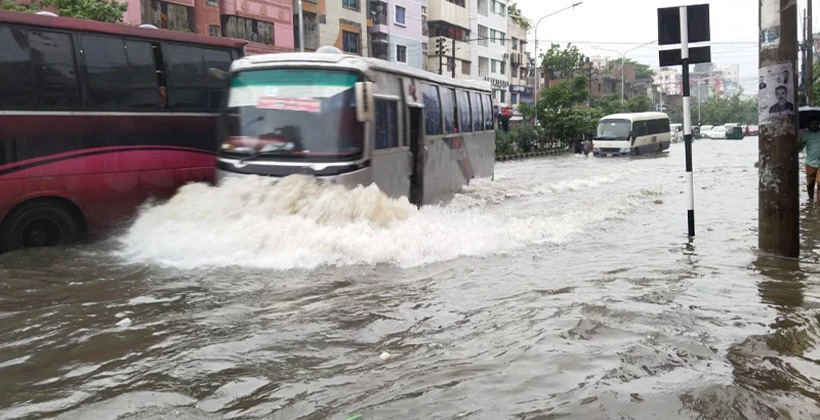 টানা বৃষ্টিতে রাজধানীর বিভিন্ন এলাকায় জলাবদ্ধতা ভোগান্তি