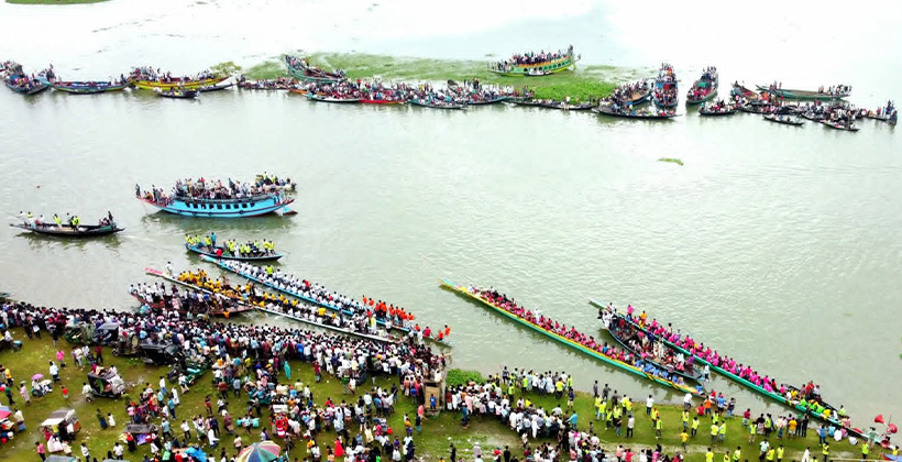সরাইলে তিতাস নদীতে উৎসবমুখর পরিবেশে ঐতিহ্যবাহী নৌকা বাইচ