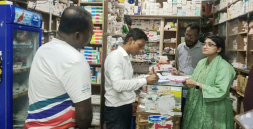 চট্টগ্রাম ফটিকছড়িতে ৪ ফার্মেসিকে লাখ টাকা জরিমানা, বিপুল পরিমাণ অবৈধ ওষুধ ধ্বংস